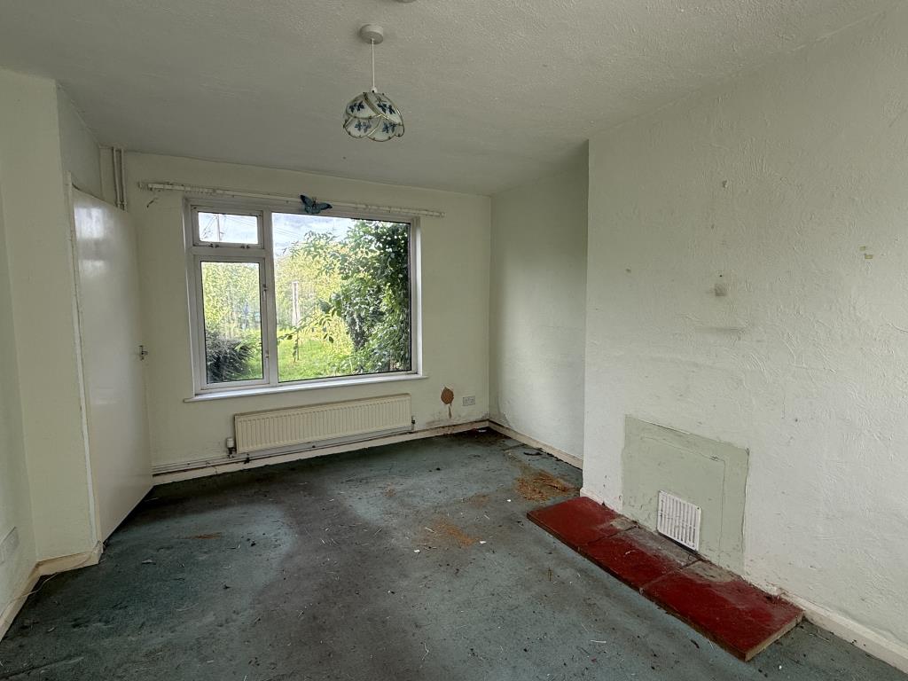 Lot: 129 - HOUSE IN NEED OF IMPROVEMENT - Living Room in House in Need of Improvement